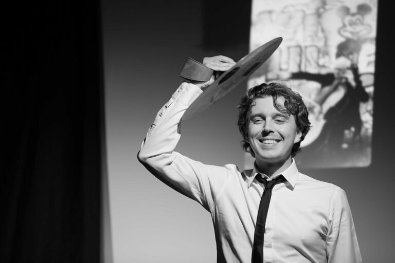 Alex Vizorek est une œuvre d&rsquo;art