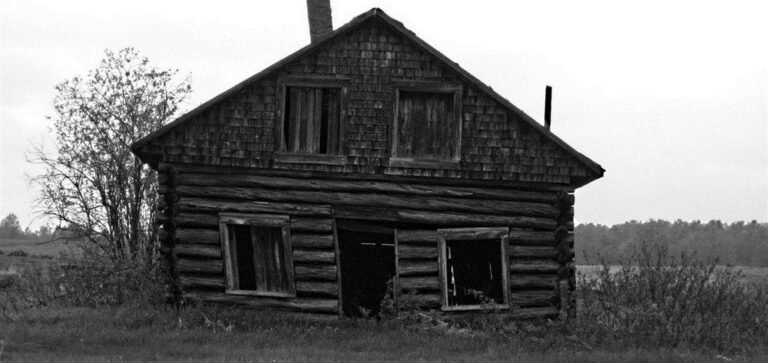 Pierre noire : maison hantée en campagne française