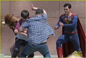 metallo - Metallo vs Superman chez Supergirl tyler hoechlin saves day on supergirl as superman filming 13