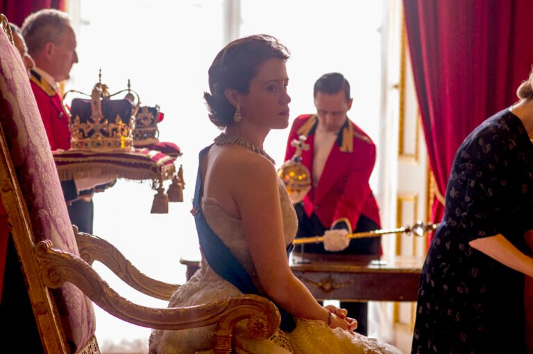 The Crown : affiche et trailer de la série Netflix