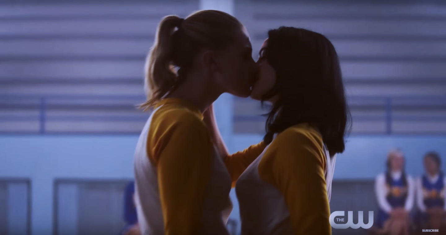 polémique - Riverdale : queerbaiting, coming-out, les fans forcent, les cases sont cochés le débat continue riverdale veronica and betty kiss