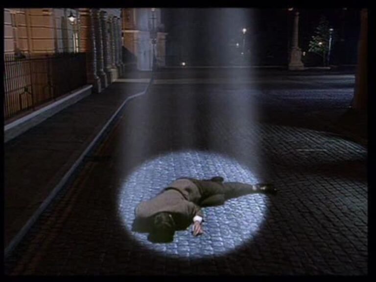 Mais, au fait, pourquoi Mr Bean apparaît dans un faisceau de lumière dans le générique ?