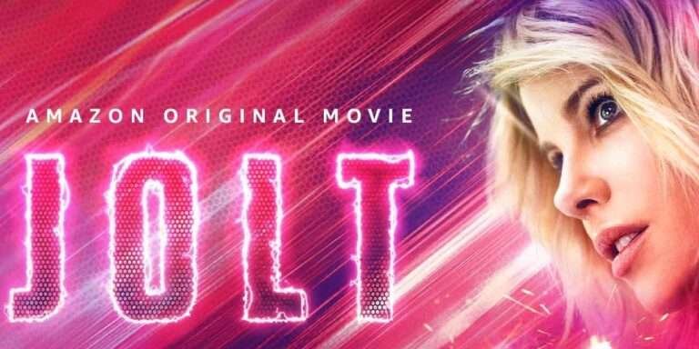 Après Underworld, Kate Beckinsale avait un peu oublié de faire des films mais ce Jolt, sorti sur Amazon Prime, est un de ses films les plus marquants. A 48 ans, Kate Beckinsale ne semblait pas vouloir tenter encore une fois de relancer sa carrière. A cet âge à Hollywood, les actrices sont le plus souvent mises de côté. Malgré des rôles dans Pearl Harbor ou évidémment Underworld, Kate Beckinsale n'avait jamais vraiment eprcé dans la durée. Underworld restait une série de films à la Resident Evil, fait pour l'actrice principale à l'instar de MIlla Jovovich. Click, Motel ou Whiteout étaient des films sympathiques, au mieux divertissant mais qui ne permettaient pas vraiment à l'actrice de briller outre son physique. Et Jolt arrive ! En 2017, Charlize Theron devient une héroïne de film d'action avec Atomic Blonde. Dans un look similaire, Kate Beckinsale devient Lindy pour Jolt. Les deux actrices se font plaisir pour des rôles qui n'étaient pas forcément faites pour elles dans un milieu du film d'action encore testostéroné. Sur un premeir script de Scott Wascha, Tanya Wexler s'essaye au film d'action après L'arnaqueue en 2021 ou Oh My God ! en 2011. Kate Beckinsale joue LIndy, une femme qui a des gros problèmes de gestion de la colère. On lui invente un système qui permet de lui envoyer des décahrges électriques dès qu'elle sent la colère montée. Incapable de trouver l'amour et sa place dans ce monde, elle accorde finalement sa confiance à un homme dont elle tombe éperdument amoureuse avant de le retrouver assassiné. Le coeur complètement brisé et dans une colère noire, elle se donne pour mission de venger le meurtre de cet homme tout en étant poursuivie par la police en tant que principale suspecte du crime. On retrouve également Jai Courtney, Stanley Tucci, Bobby Cannaval et Laverne Cox. Jolt commence comme un bon vieux film d'action décalé avec une voix-off présentant la jeunesse du personnage pour ensuite dériver vers une romance plutôt plaisante qu'on aurait aimé voir durer plus longtemps avant de basculer dans un film d'action non stop qui perd un peu de son côté frais. Oui, Kate Beckinsale s'amuse vraiment et on la sent très à l'aise dans le rôle. Mais le basculement de ton soudain avec l'événement déclencheur de l'intrigue et des personnages qui ont des ruptures de ton déroutants comme celui de Laverne Cox déçoit un tout petit peu. Faire intervenir l'élément romantique en milieu de métrage aurait pu transformer le film en parcours initiatique. Jolt élimine l'encombrement de l'intrigue avec ce système. La mise en scène est plutôt inspirée avec des échelles de plans nombreuses. Par contre, le montage peut s'avérer assez chaotique. On notera notamment en fin de film quand une scène dans le climax est montée à 'lenvers... Pas en 201, s'il vous plaît ! Le principe de gestion de la colère est quand même assez jouissif quand il faut la montrer. A de nombreuses reprises, on voit LIndy confrontée à des moments de rage comme on peut en connaitre quand quelqu'un nous tape rapidement sur les nerfs. Par contre, cette gestion est aléatoirement gérée nieau cohérence, montrant Lindy gérer de grand smoments de rage quand un simple passant qui fait du bruit l'énerve. On peut tiquer dessus mais c'est inscrit dans une certain progression de l'héroïne face à son mal après tout. Comme dans Everly où Salma Hayek tirait sur tout ce qui bouge, Beckinsale se libère de 20 ans de comédies romantiques et de films de série B. Livrée à elle-même, elle manque un peu d'échanges avec d'autres personnages. Son duo avec Jai Courtney était plutôt sympathique à suivre. Si Jolt perd un peu de sa fraîcheur au fil du temps à cause d'une intrigue un peu bateau, c'est un film  généreux avec une Kate Beckinsale rare !  Jolt est disponible sur Prime Video.
